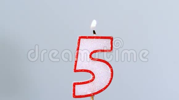 五个生日蜡烛在蓝色背景下闪烁熄灭视频的预览图