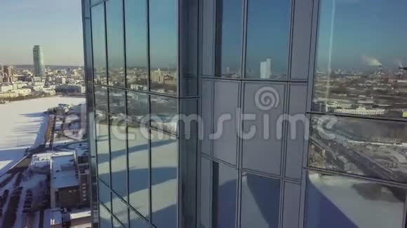 摩天大楼的特写玻璃与云建筑的商业概念对城市的反思视频的预览图