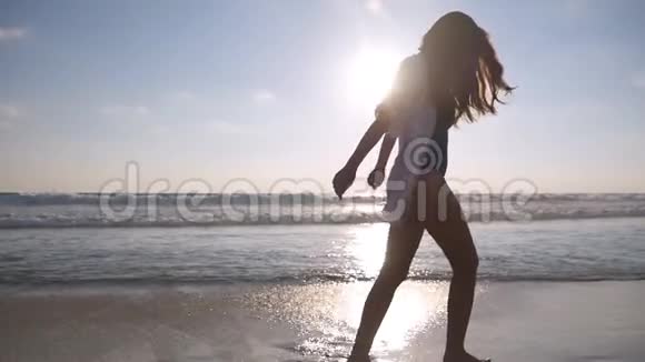 快乐的女人在海边散步和旋转年轻美丽的女孩享受生活和海上乐趣视频的预览图