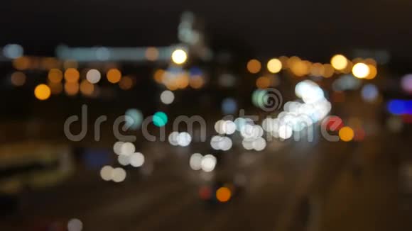 模糊的背景移动了夜间交通的波克圈Ratchaprasong交叉路口的夜间交通灯视频的预览图