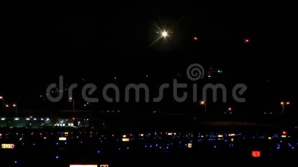 小飞机降落机场视频的预览图