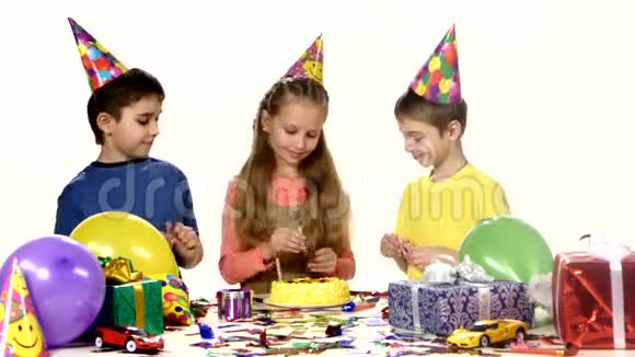 一群快乐的孩子庆祝生日视频的预览图