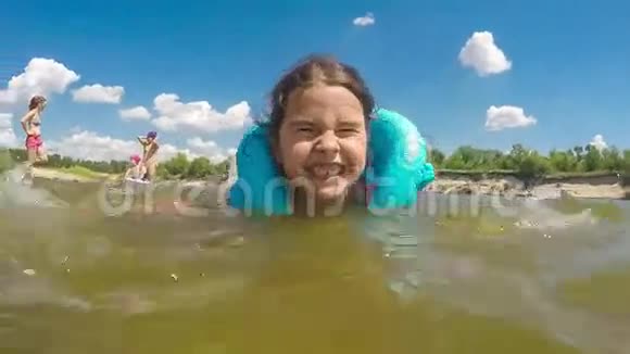 这个女孩正在学习在河里游泳视频的预览图