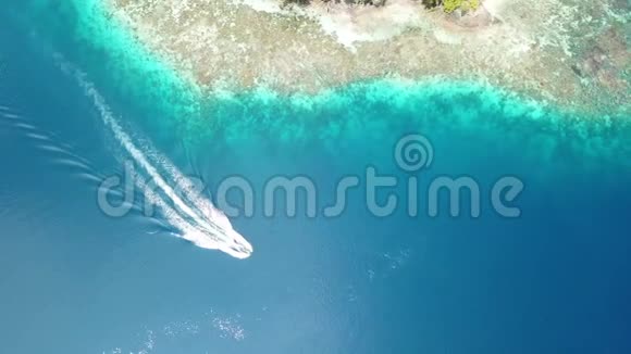 RajaAmpat的船和珊瑚礁活动视频的预览图