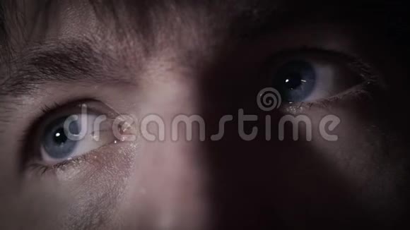 蓝眼睛和人的表情视频的预览图