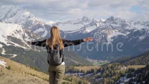 山顶上的女人视频的预览图