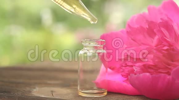 牡丹花在美丽的玻璃瓶中的精华视频的预览图