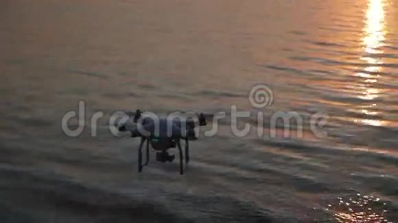 日落海滩上的四架直升机视频的预览图