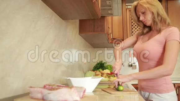 女人在厨房准备肉家庭烹饪晚餐牛肉牛排视频的预览图