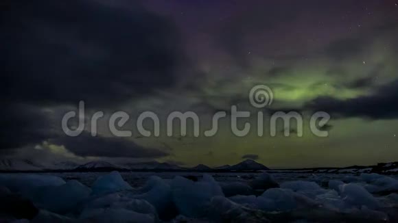 北极迷人的北极光视频的预览图