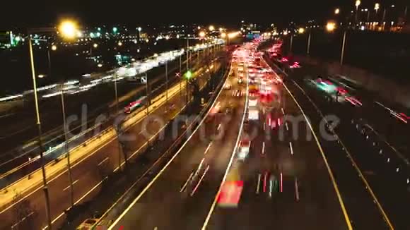 公路交通车辆在多车道高速公路上行驶时间视频的预览图