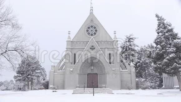 暴风雪中迷人的教堂视频的预览图
