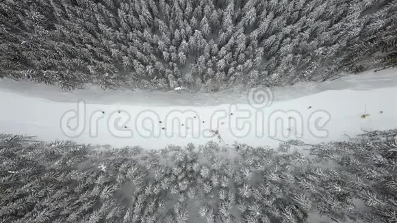 滑雪场滑雪者和滑雪板滑雪者的斜坡俯视视频的预览图