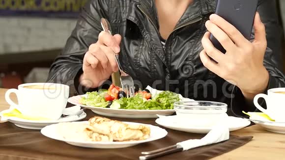 在户外咖啡馆吃午饭女商人吃沙拉检查你手机上的电子邮件慢动作视频的预览图