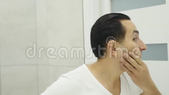 人在镜子前剃刀视频的预览图
