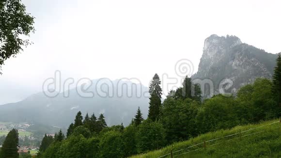 巴伐利亚阿尔卑斯山多雨天气录像视频的预览图