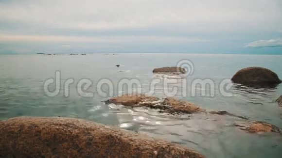 海上海岸的岩石视频的预览图
