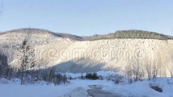 山中的雪动中的曲视频的预览图
