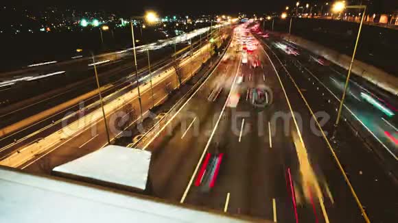 公路交通车辆在多车道高速公路上行驶时间视频的预览图
