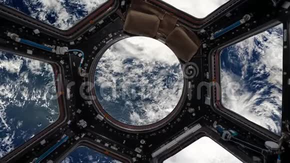 从地球上空间站的舷窗看视频的预览图