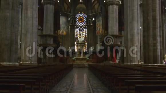 米兰天光著名的都摩大教堂内部中心步行全景4k意大利视频的预览图