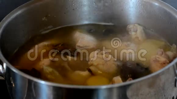 越南汤是用锅煮的视频的预览图