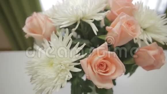 美丽的白色菊花和粉红色玫瑰花束在家庭内部视频的预览图