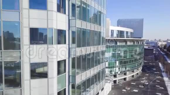摩天大楼的特写玻璃与云建筑的商业概念对城市的反思视频的预览图