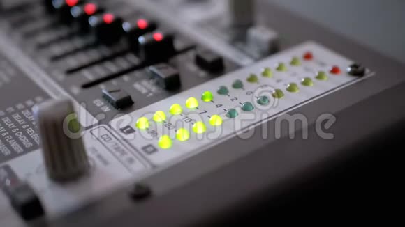 混音控制台上的LED指示灯电平信号视频的预览图