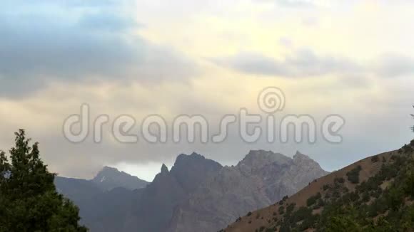 群山背景上的云帕米尔塔吉克语视频的预览图