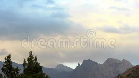云雾漫山遍野全景帕米尔塔吉克语视频的预览图