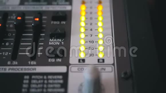 混音控制台上的LED指示灯电平信号视频的预览图