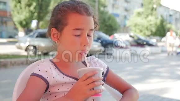 少女饮酒奶昔户外咖啡厅暑假慢动作视频视频的预览图