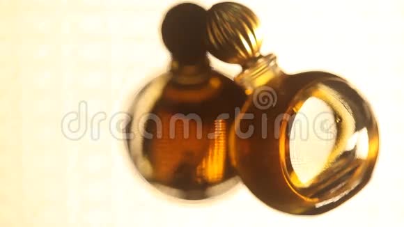 带金色瓶盖的香水瓶视频的预览图