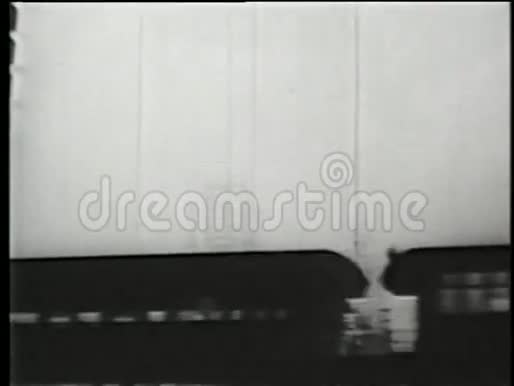 20世纪30年代纽约市高架地铁低视角视频的预览图