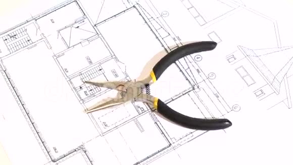建筑图上灰色和黄色圆嘴钳视频的预览图