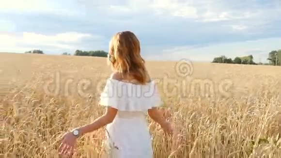 穿着白色衣服的漂亮年轻女子视频的预览图