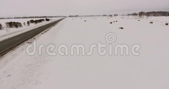 西伯利亚2017年直升机空中视图冬天的乡村视频的预览图