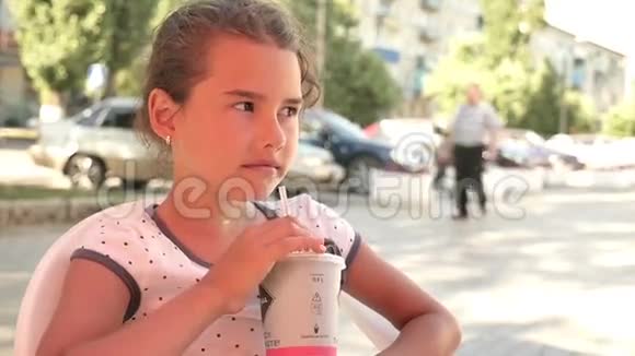少女饮酒户外奶昔咖啡厅暑假慢动作视频视频的预览图