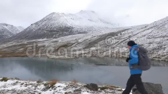 一个人带着背包在山公园旅行视频的预览图