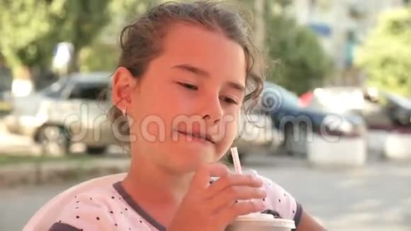 少女喝酒奶昔假期户外咖啡馆暑假慢动作视频视频的预览图