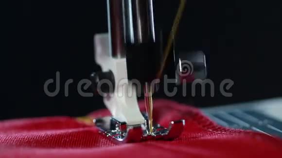 缝纫机在织物上缝缝红色织物的黄色线图案视频的预览图