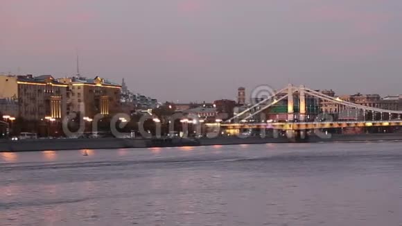 莫斯克瓦河和河堤夜间莫斯科俄罗斯视频的预览图