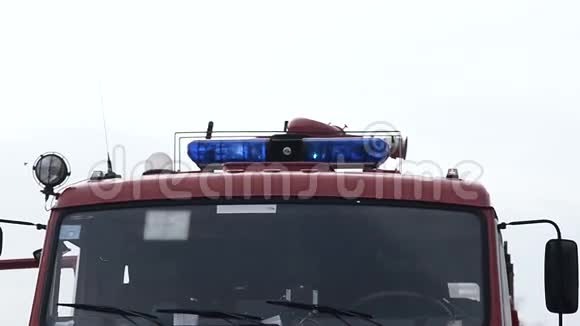 消防车警笛上的蓝灯视频的预览图