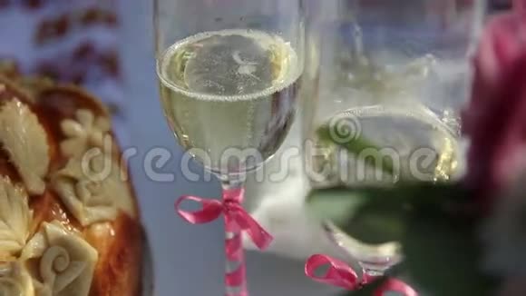 香槟和传统圆形面包视频的预览图