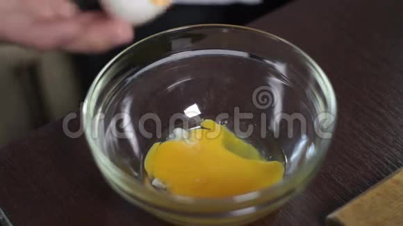 烘焙原料新鲜的鸡蛋掉进碗里烹饪食物食品成分视频的预览图