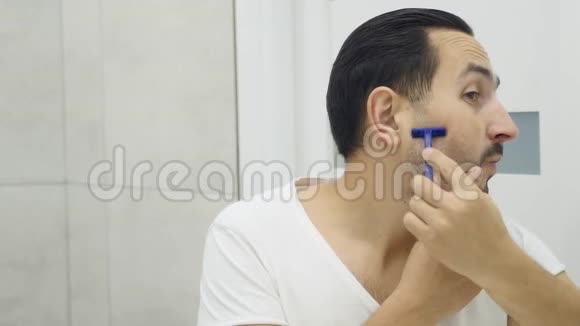 人在镜子前剃刀视频的预览图
