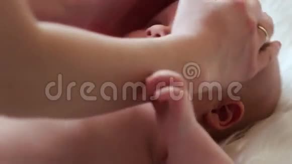 妈妈抚摸并抱着新生婴儿视频的预览图