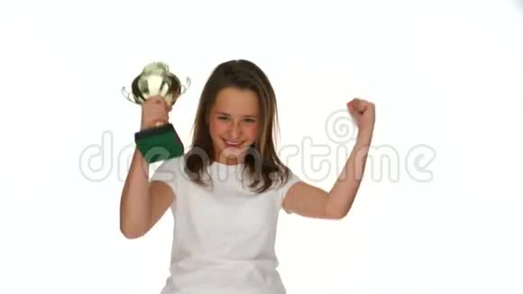 带着体育奖杯的快乐少女视频的预览图