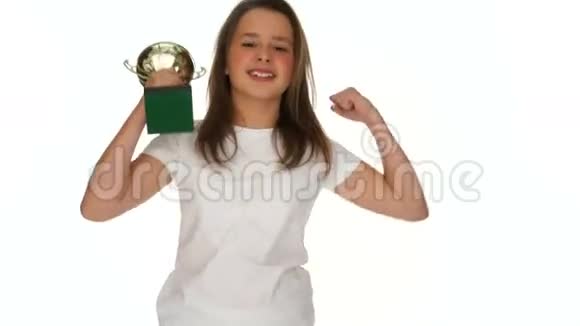 带着体育奖杯的快乐少女视频的预览图